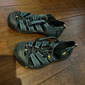 Keen boys water shoes size 4 in blue